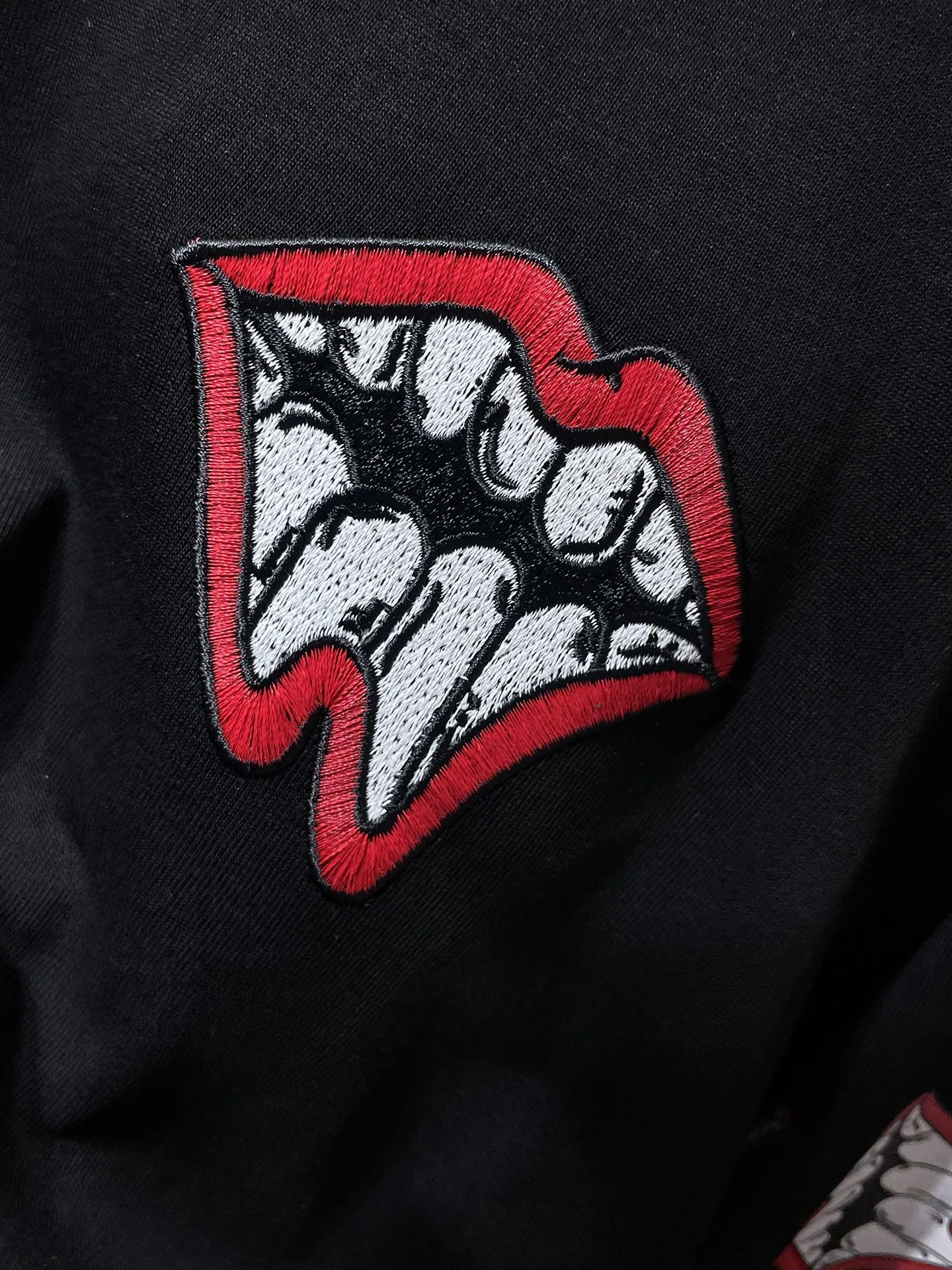 P176 Chrome Hearts🍁Long T Series🍁 Available simultaneously at counters❤️Fully upgraded fabrics! ! Crow MattyBoy red lip cross-stitch embroidery leather long-sleeved T. Re-engraved version 1:1 high weight original fabric 🌈Recommended colors: black white 🌈 Size: S, M, L, XL